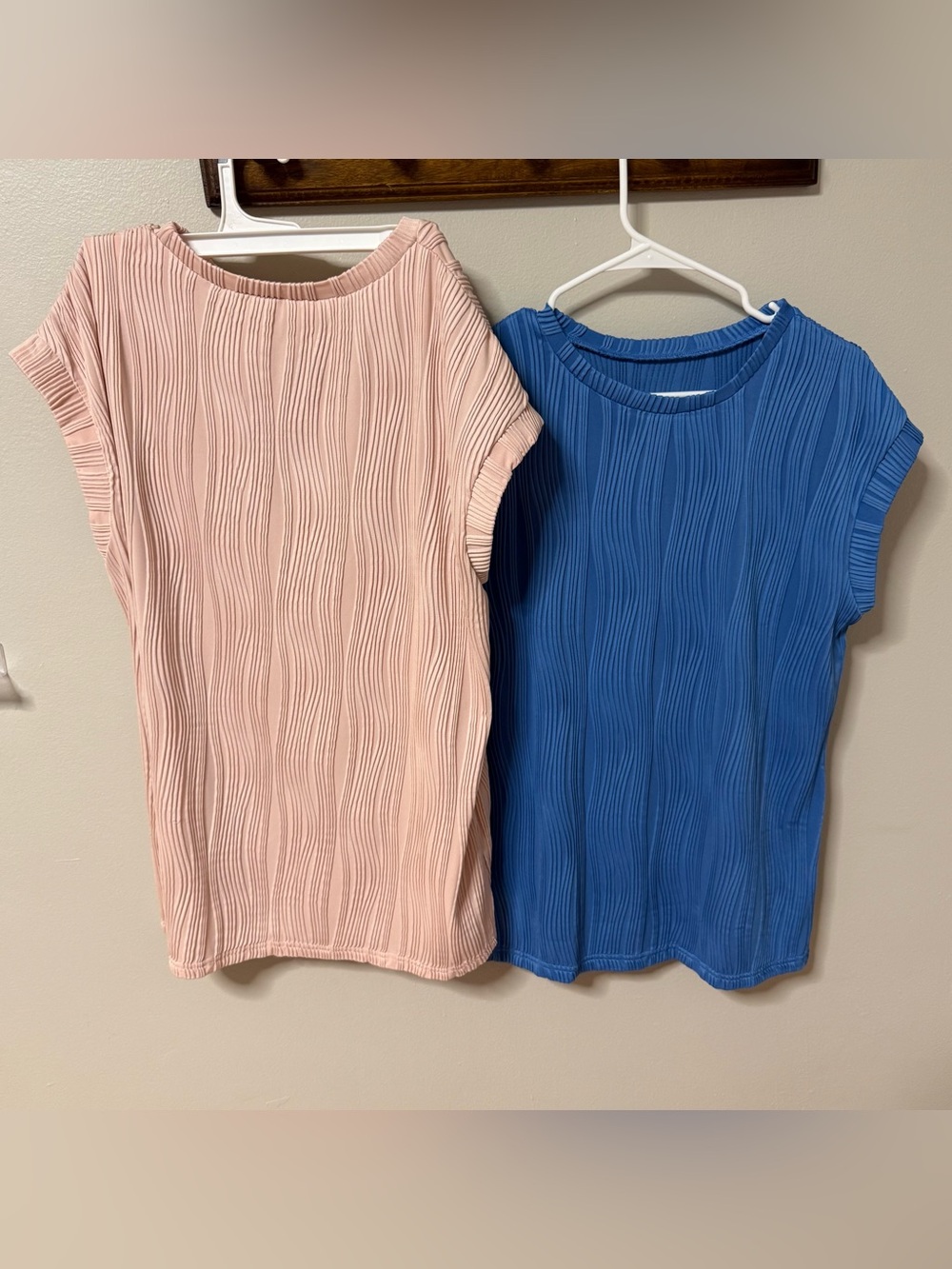 Lot of 2 Womens Large & XL Blue Pink Wavy Textured Sleeveless Crew Neck Top